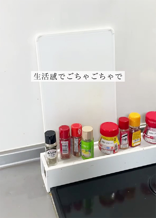 １００均の『ディッシュラック』を浮かせて？　まさかの収納術に「目からウロコ」