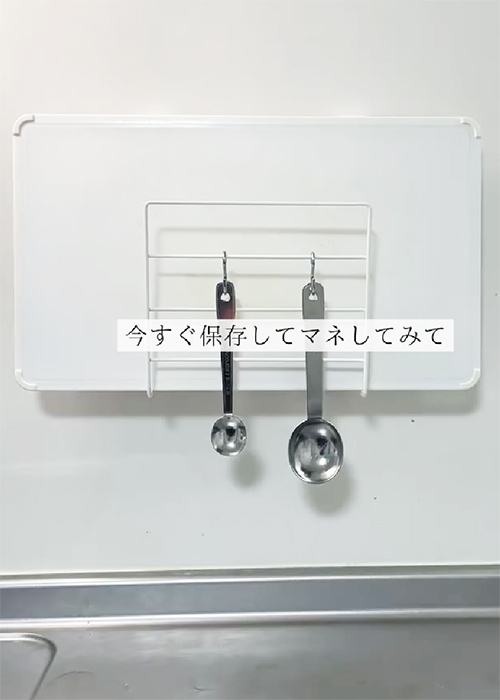 １００均の『ディッシュラック』を浮かせて？　まさかの収納術に「目からウロコ」