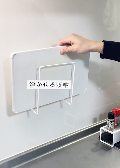 １００均の『ディッシュラック』を浮かせて？　まさかの収納術に「目からウロコ」