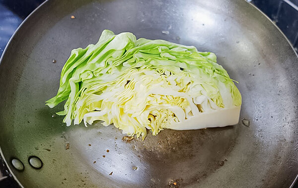 切ってフライパンにドーン！　できた簡単おかずに「家族から大好評！」