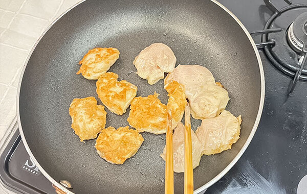 「パサつかない」「ご飯が進む」　鶏むね肉の味付けに使ったのは…？