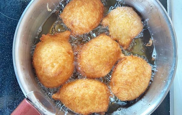 「カリふわ」「つい手が伸びちゃう」　ホットケーキミックスと混ぜて作ったのは？