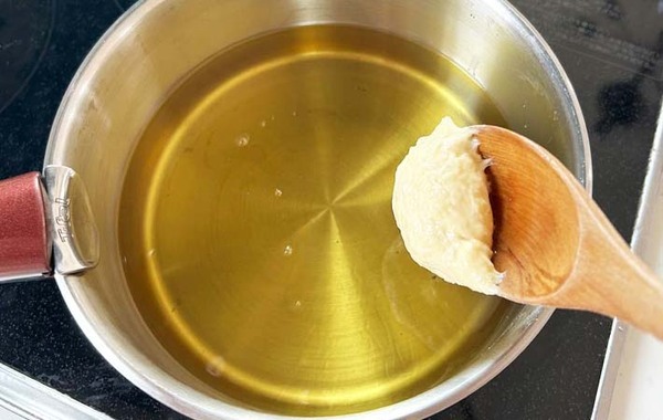 「カリふわ」「つい手が伸びちゃう」　ホットケーキミックスと混ぜて作ったのは？