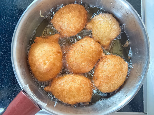 「カリふわ」「つい手が伸びちゃう」　ホットケーキミックスと混ぜて作ったのは？