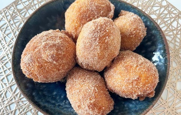 「カリふわ」「つい手が伸びちゃう」　ホットケーキミックスと混ぜて作ったのは？