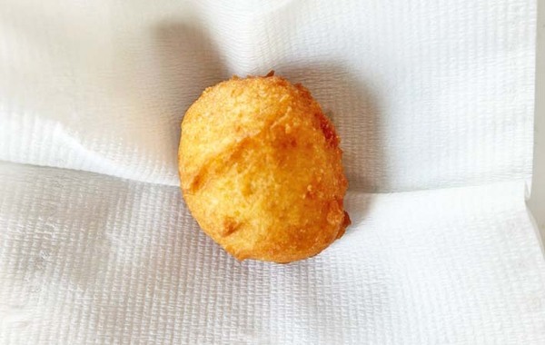 「カリふわ」「つい手が伸びちゃう」　ホットケーキミックスと混ぜて作ったのは？