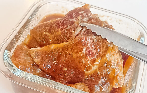 スーパーで買った安い肉を…？　エバラの食べ方で「すごい」「箸で切れるほど柔らか」