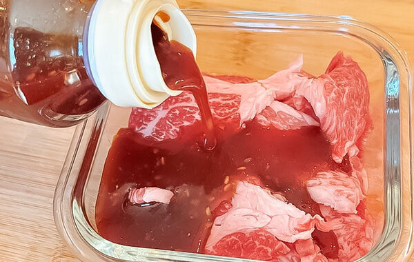 スーパーで買った安い肉を…？　エバラの食べ方で「すごい」「箸で切れるほど柔らか」
