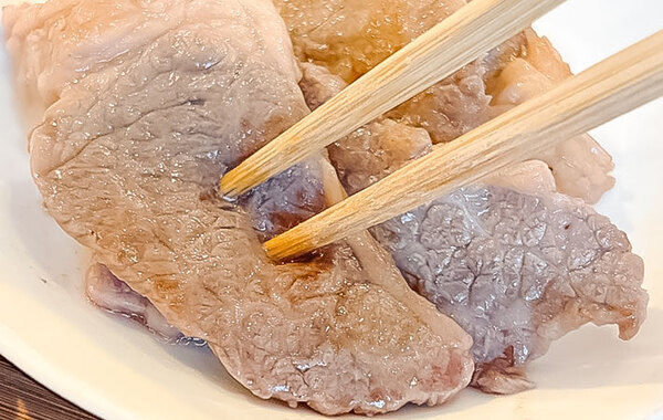 スーパーで買った安い肉を…？　エバラの食べ方で「すごい」「箸で切れるほど柔らか」