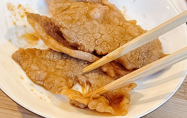 スーパーで買った安い肉を…？　エバラの食べ方で「すごい」「箸で切れるほど柔らか」