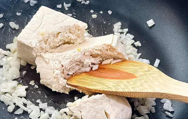 フライパンで豆腐を炒めて？　できたのはまさかの…「食べすぎ注意」「旨味すごい」