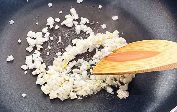 フライパンで豆腐を炒めて？　できたのはまさかの…「食べすぎ注意」「旨味すごい」