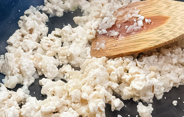 フライパンで豆腐を炒めて？　できたのはまさかの…「食べすぎ注意」「旨味すごい」