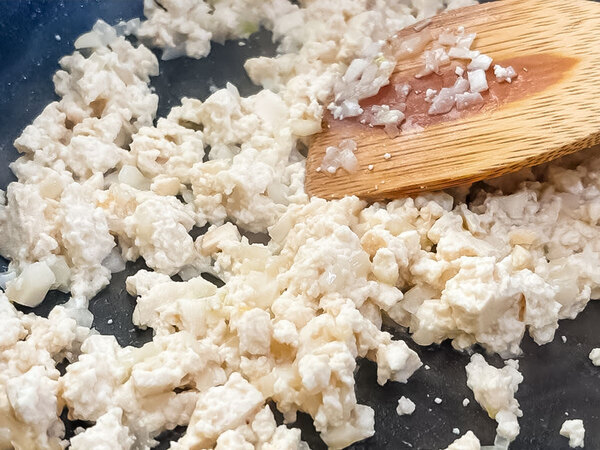 フライパンで豆腐を炒めて？　できたのはまさかの…「食べすぎ注意」「旨味すごい」