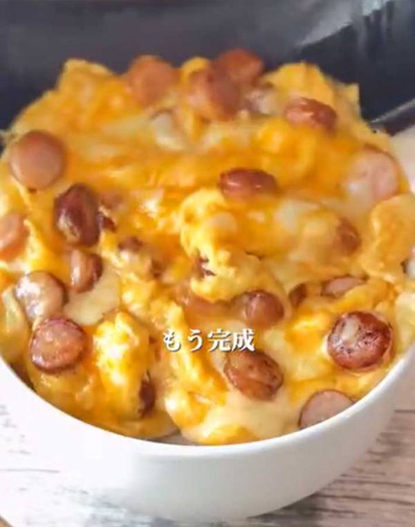 ウインナーとたまごの丼ぶりに「子供が喜ぶ」「お腹がすいた」　ふわとろ卵の味付けは？
