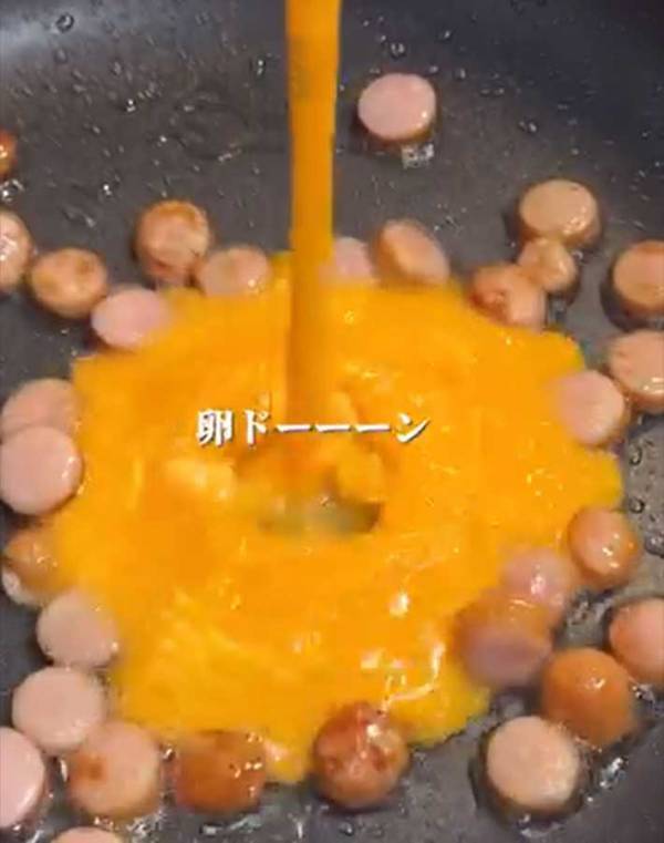 ウインナーとたまごの丼ぶりに「子供が喜ぶ」「お腹がすいた」　ふわとろ卵の味付けは？