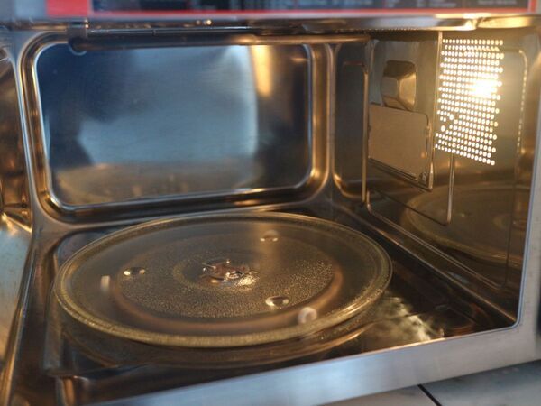 電子レンジ加熱中の『パチン』の正体は？　企業の回答に「そうだったのか」