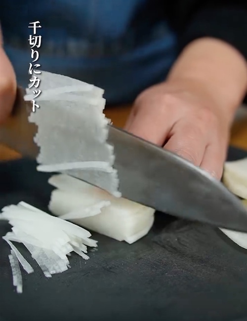 汁物がマンネリ化したら作ってみて！　エノキと大根を使って…　「うまそう！」