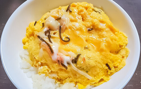 カニカマと混ぜて作ったのは？　簡単！レンチンおかずに「ズボラでも作れる」