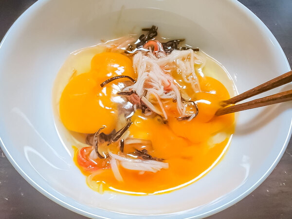 カニカマと混ぜて作ったのは？　簡単！レンチンおかずに「ズボラでも作れる」