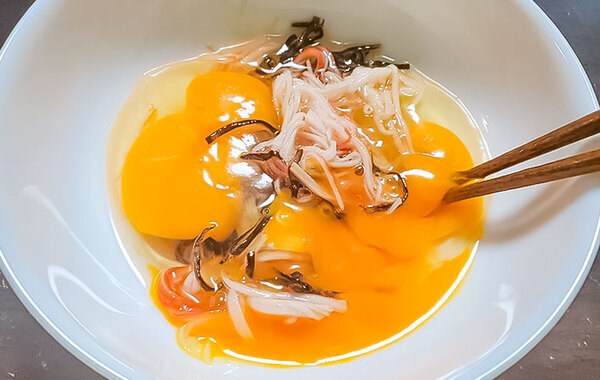 カニカマと混ぜて作ったのは？　簡単！レンチンおかずに「ズボラでも作れる」