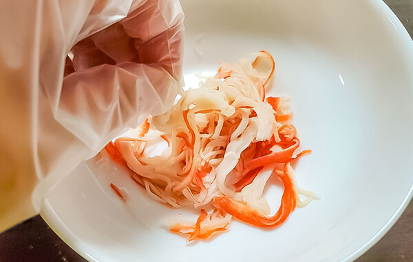 カニカマと混ぜて作ったのは？　簡単！レンチンおかずに「ズボラでも作れる」