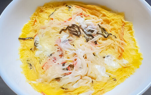 カニカマと混ぜて作ったのは？　簡単！レンチンおかずに「ズボラでも作れる」