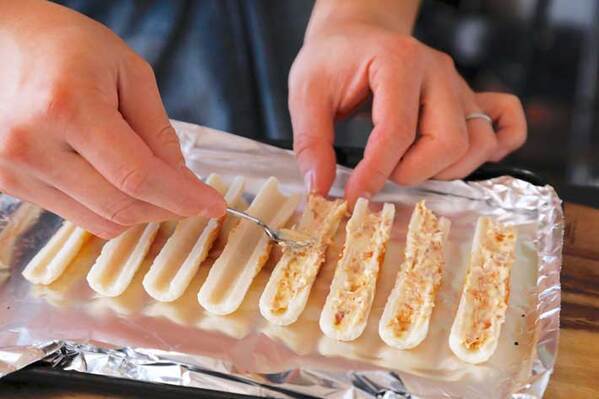 ちくわを半分に切って中に…　組み合わせに「これはヤバい」「食べすぎ注意」