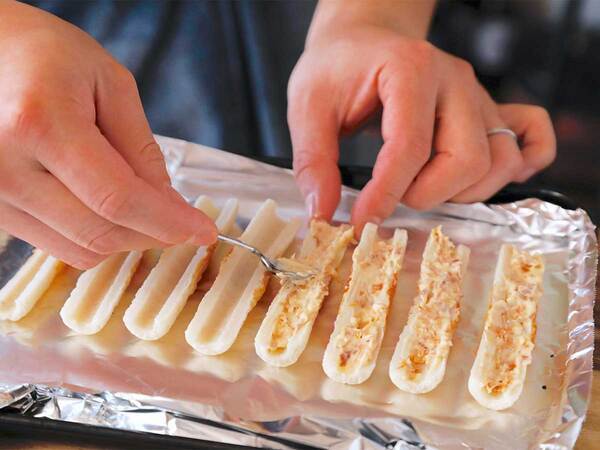 ちくわを半分に切って中に…　組み合わせに「これはヤバい」「食べすぎ注意」