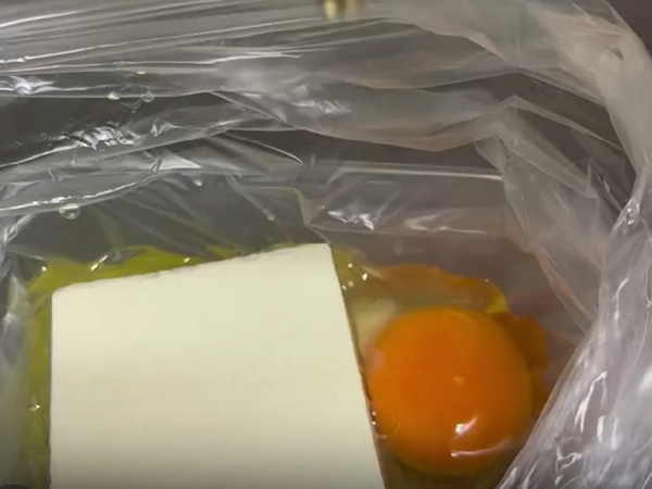 フライパン要らず！　だし巻き玉子づくりには、『アイラップ』を使って…