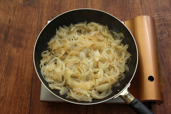 薄切りにした玉ねぎを…　やみつきな一品に「余るわけなかった…」「今夜はこれ」