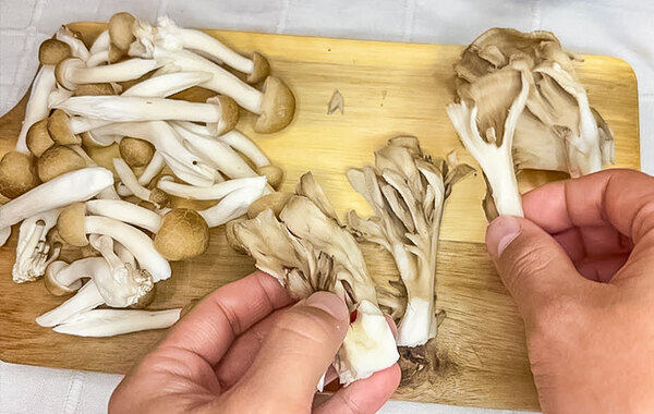 炊飯器にキノコと米を入れて…　意外な味付けに「食欲そそる」「洋風！」