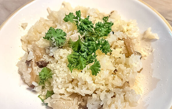 炊飯器にキノコと米を入れて…　意外な味付けに「食欲そそる」「洋風！」