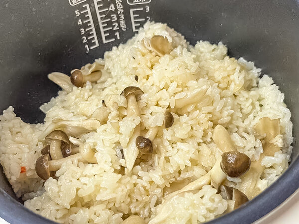 炊飯器にキノコと米を入れて…　意外な味付けに「食欲そそる」「洋風！」