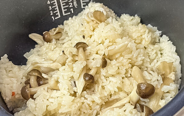 炊飯器にキノコと米を入れて…　意外な味付けに「食欲そそる」「洋風！」