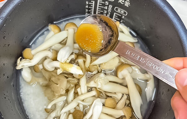 炊飯器にキノコと米を入れて…　意外な味付けに「食欲そそる」「洋風！」