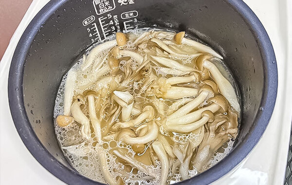 炊飯器にキノコと米を入れて…　意外な味付けに「食欲そそる」「洋風！」