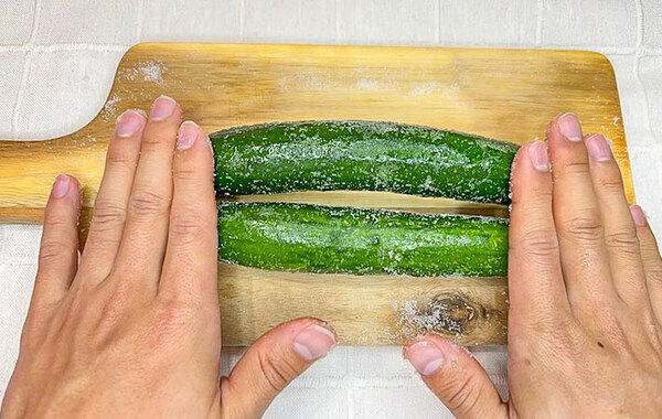 ポリ袋にパン粉とキュウリを入れて…？　できたものに「予想以上に本格的！」