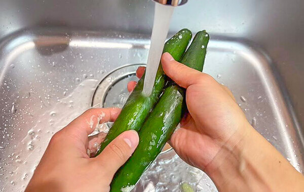 ポリ袋にパン粉とキュウリを入れて…？　できたものに「予想以上に本格的！」