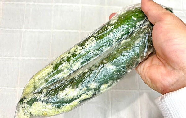 ポリ袋にパン粉とキュウリを入れて…？　できたものに「予想以上に本格的！」