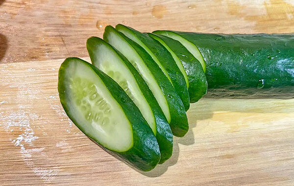 ポリ袋にパン粉とキュウリを入れて…？　できたものに「予想以上に本格的！」