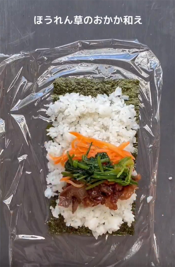 巻き簾は使いません！プロが教える海苔巻きの裏ワザ　まず海苔を半分に折って…