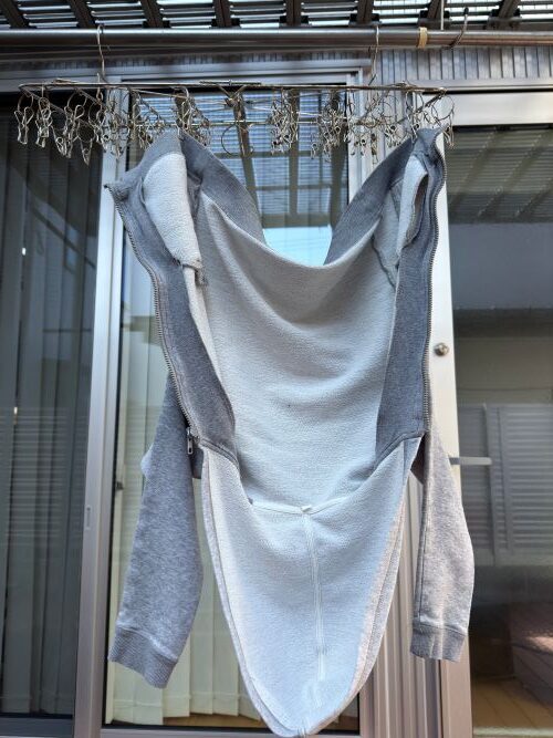 パーカーのフードが驚くほど早く乾く！　干し方１つで「もう生乾きにならない」