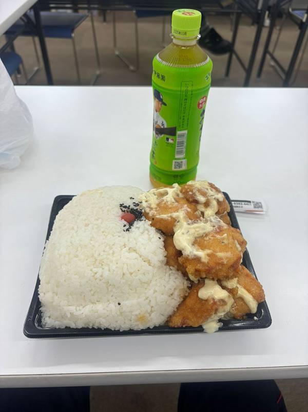 「職場で出た弁当が…」　まさかのビジュアルに「声出して笑った」「午後仕事できなくなりそう」