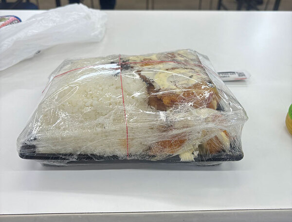 「職場で出た弁当が…」　まさかのビジュアルに「声出して笑った」「午後仕事できなくなりそう」