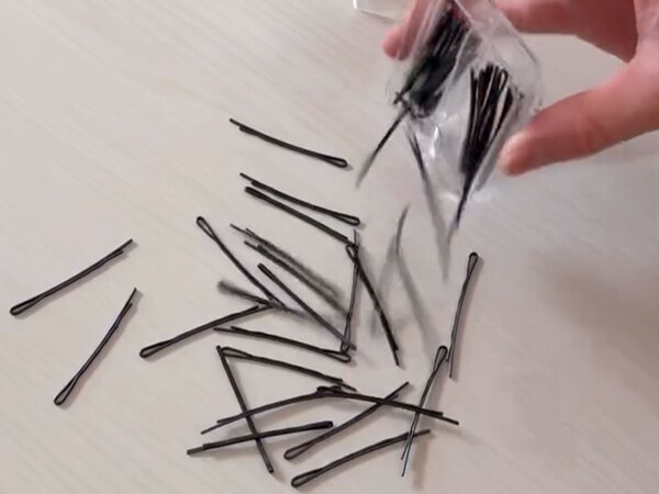 髪を留めるだけじゃない！　ヘアピンの活用法に「こんな便利なのか」「早速やってみます」