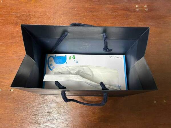 使わない紙袋　折り目を付けて、ハサミで切ると…「便利なアイテムに早変わり」