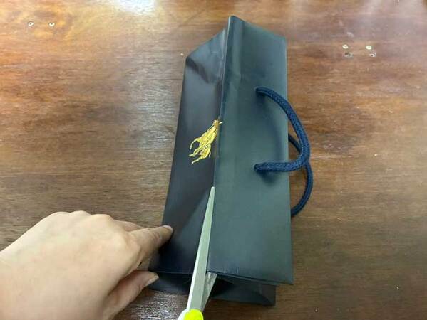使わない紙袋　折り目を付けて、ハサミで切ると…「便利なアイテムに早変わり」