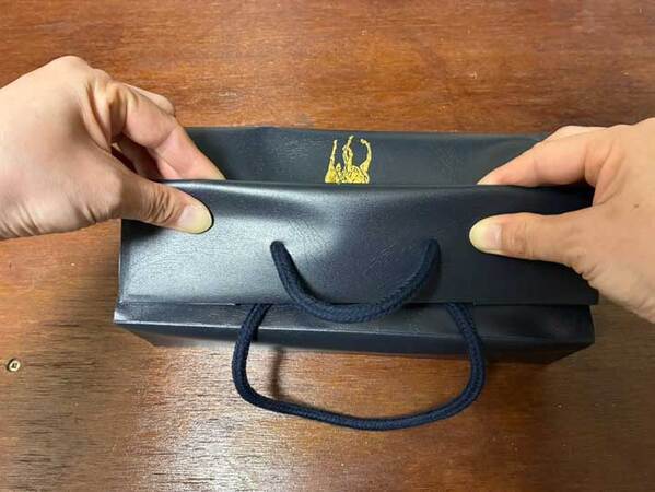 使わない紙袋　折り目を付けて、ハサミで切ると…「便利なアイテムに早変わり」