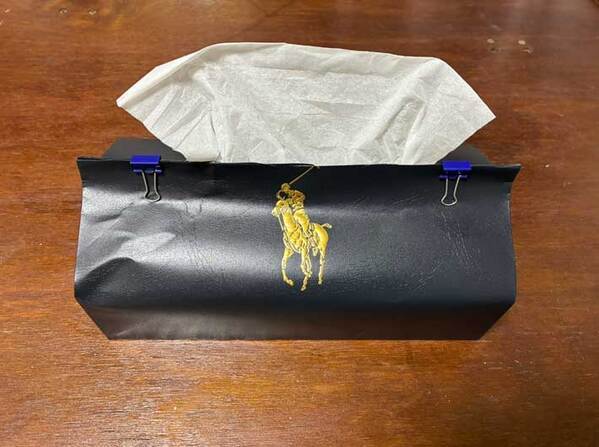 使わない紙袋　折り目を付けて、ハサミで切ると…「便利なアイテムに早変わり」